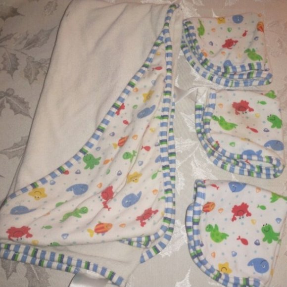 Babies R Us Fish Under the Sea Hooded Towel With 3 Wash Cloths - Picture 1 of 5